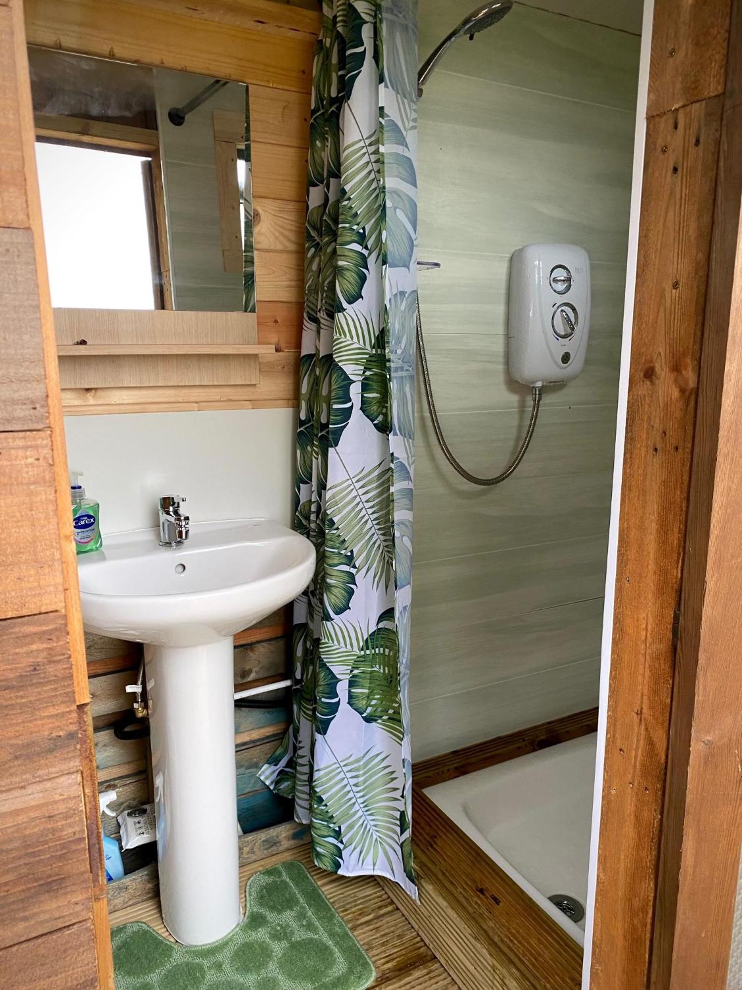 Cherry Tree Glamping Lodge Wellington  Luaran gambar